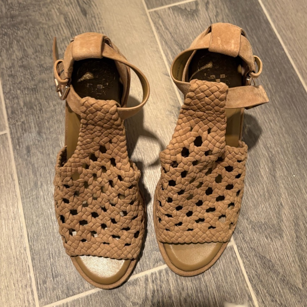 Vince Camuto heels good condition